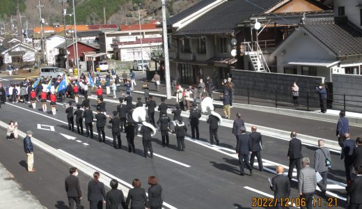 広島県警音楽隊の先導で通り初め